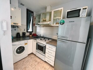 Kylskåp, mikrovågsugn, ugn och kaffe- och tebryggare