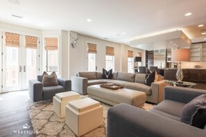 تلفزيون ذكي، مدفأة، ألعاب فيديو، مشغل دي في دي