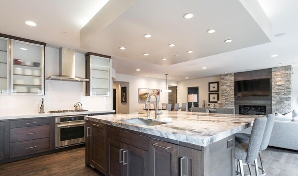 ثلاجة، ميكروويف، فرن، موقد طهي مسطح