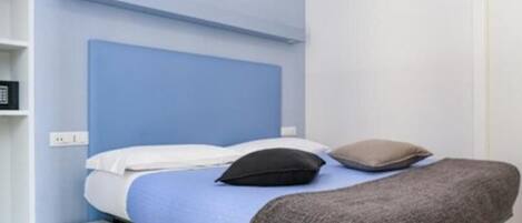 Economy Room | Minibar, desk, free WiFi