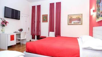 Design Triple Room | Minibar, desk, free WiFi