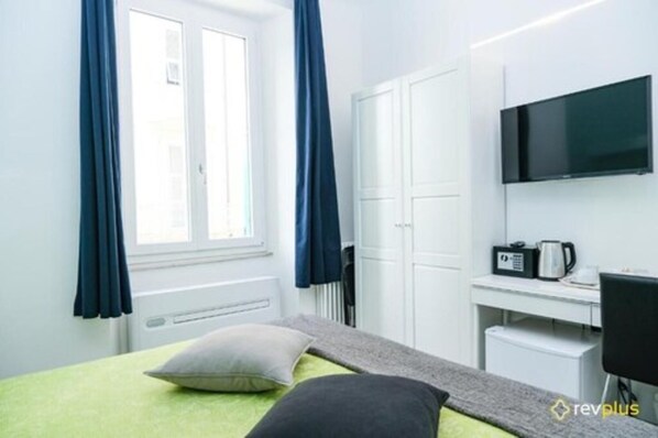 Habitación estándar con 1 cama matrimonial o 2 individuales | Minibar, escritorio y wifi gratis 