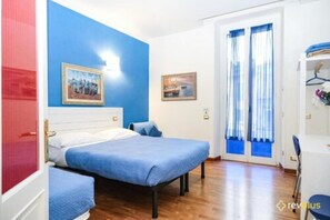 Habitación triple de diseñador | Minibar, escritorio y wifi gratis 