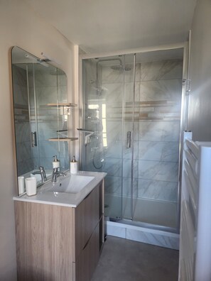 Douche, séchoir à cheveux, serviettes fournies, savon