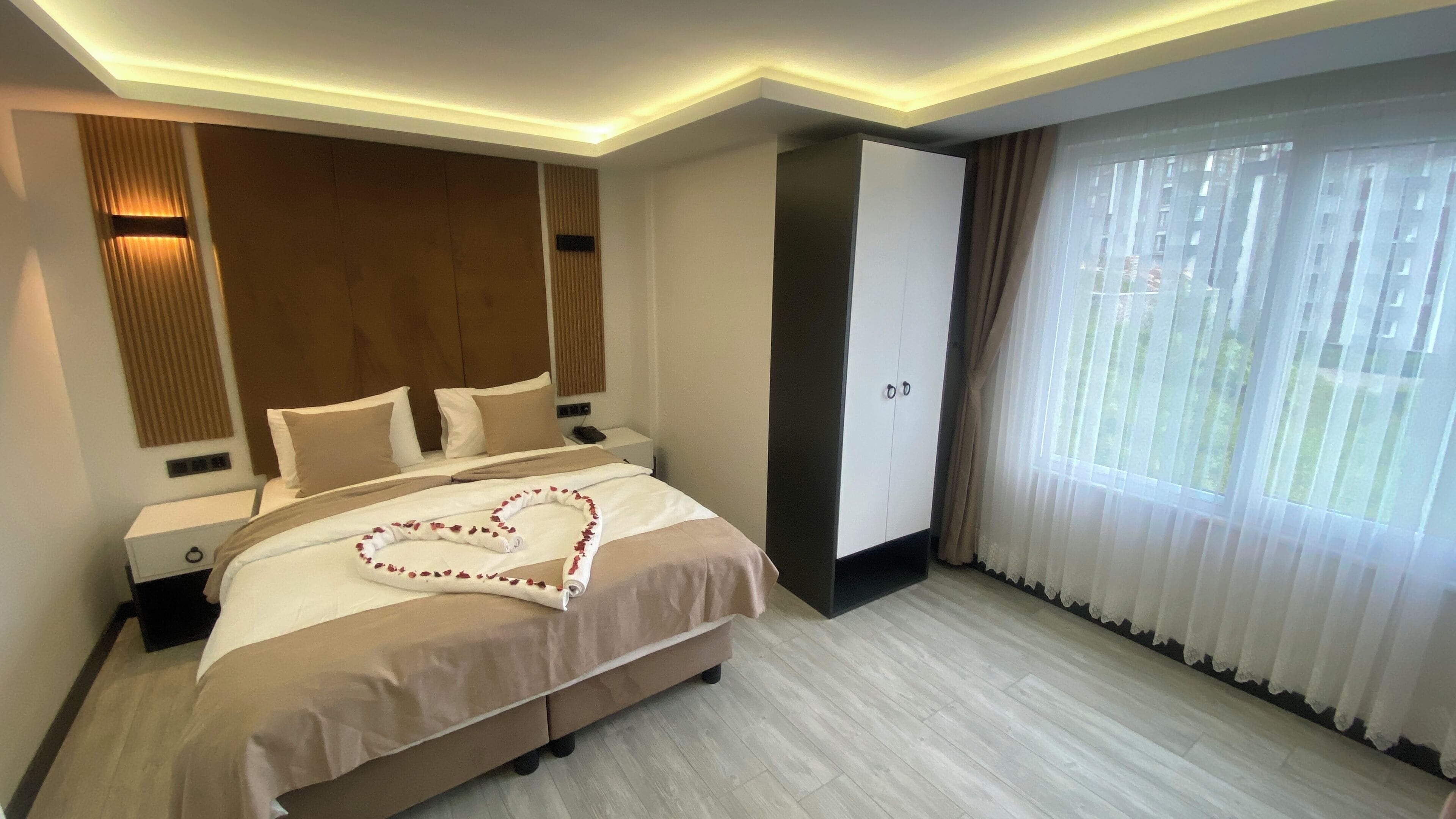 Suite Deluxe, vistas al mar | Escritorio y espacio para trabajar con un portátil