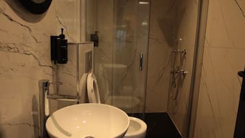 Suite Deluxe, vistas al mar | Baño | Artículos de higiene personal gratuitos, secador de pelo y zapatillas