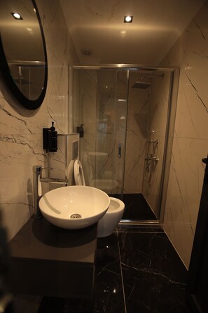Suite Deluxe, vistas al mar | Baño | Artículos de higiene personal gratuitos, secador de pelo y zapatillas