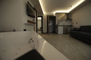 Suite de lujo, 1 habitación, vistas al mar | Escritorio y espacio para trabajar con un portátil