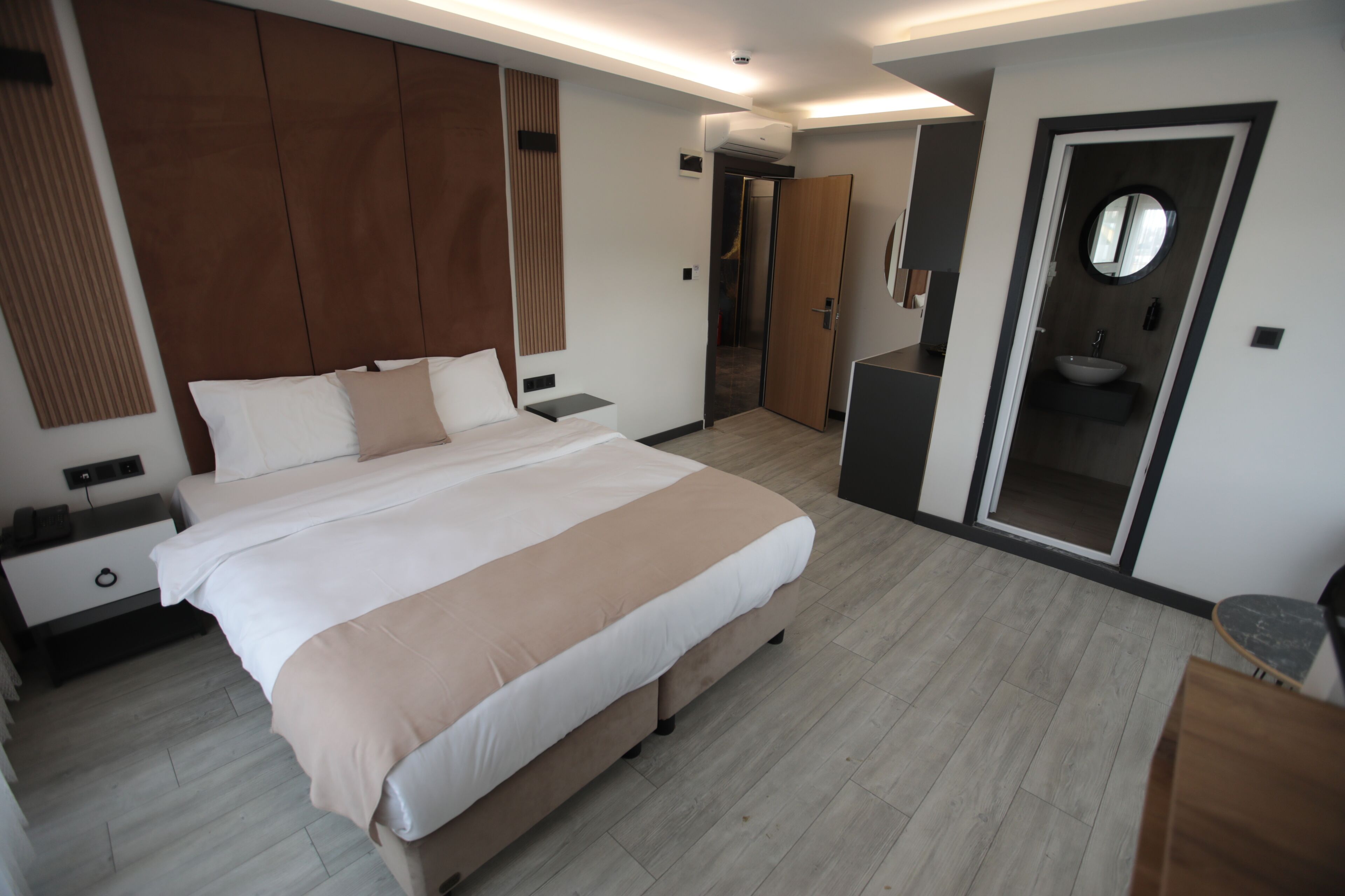 Double Room, City View | Desk, laptop workspace, soundproofing, free WiFi