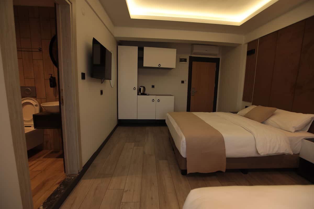 Habitación familiar, vistas a la ciudad | Escritorio y espacio para trabajar con un portátil