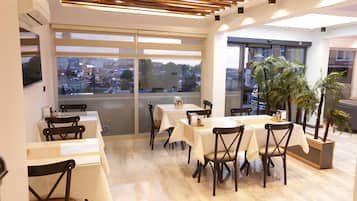 Café da manhã com buffet grátis todos os dias