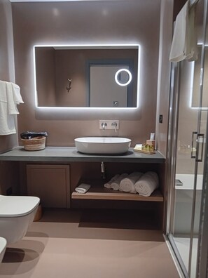 Quarto casal clássico, vista para o jardim | Banheiro | Chuveiro, ducha de hidromassagem, produtos de toalete grátis