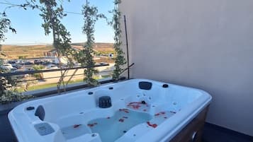 Deluxe-Doppelzimmer | Hochwertige Bettwaren, Betten mit Memory-Foam-Matratzen, Minibar