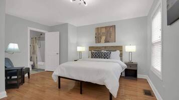 3 habitaciones, tabla de planchar con plancha, wifi y ropa de cama