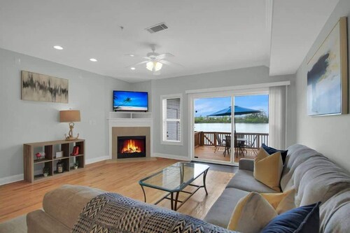 Lakefront 3BR Townhome w/ Stunning Views!