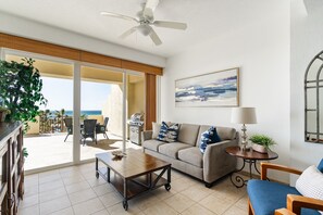 Living area - Luxury Beachfront condo with Large Balcony, C30208 (Puerto Peñasco)