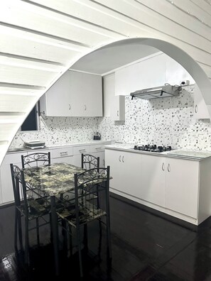 Réfrigérateur, four à micro-ondes, surface de cuisson