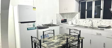 Réfrigérateur, micro-ondes, plaque de cuisson, bouilloire électrique
