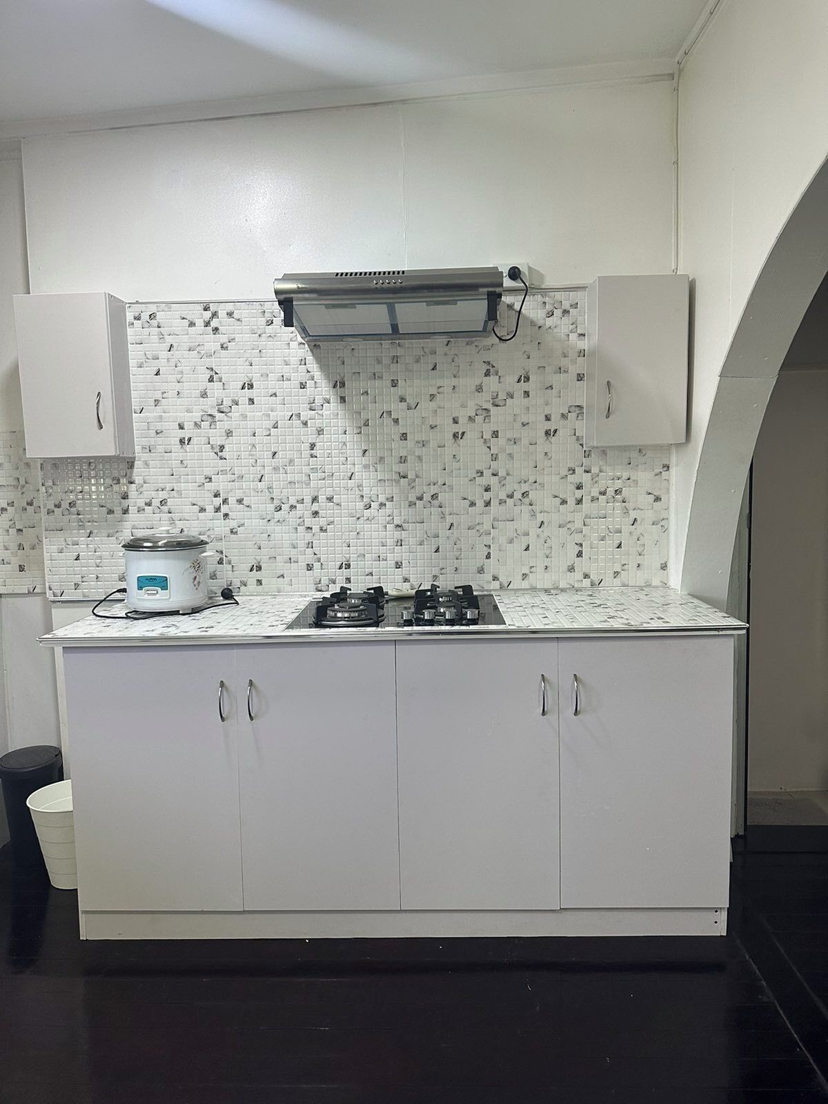 Réfrigérateur, micro-ondes, plaque de cuisson, bouilloire électrique