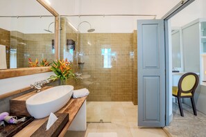 Comfort-huone, näköala puutarhaan | Kylpyhuone | Suihku, hierova suihkupää, hiustenkuivaaja, bidee