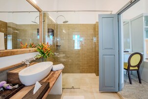 Comfort-rum - utsikt mot trädgården | Badrum | Dusch, duschhuvud med massagefunktion, hårtork och bidé