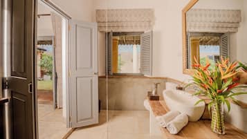 Comfort-huone, näköala puutarhaan | Kylpyhuone | Suihku, hierova suihkupää, hiustenkuivaaja, bidee