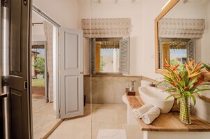 Habitación Confort, vistas al jardín | Baño | Ducha, cabezal de ducha con hidromasaje, secador de pelo y bidé