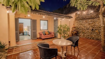 Kahden hengen deluxe-huone, patio, näköala pihalle | Terassi/patio