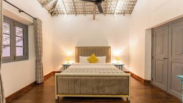 Quarto casal luxo, varanda, vista para o pátio | 1 quarto, roupas de cama antialérgicas, escrivaninha