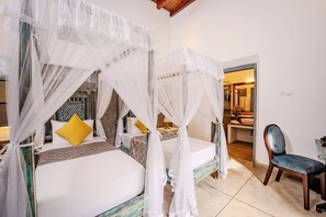 Habitació amb dos llits individuals Deluxe | Roba de llit hipoal·lergògena, escriptori i habitacions insonoritzades 