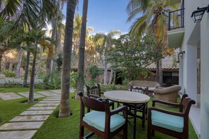 屋外ダイニングエリア