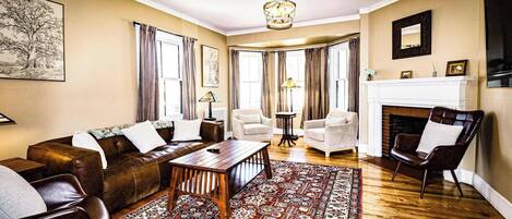 Televisión, chimenea, libros, oficina