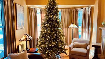 Een televisie, een open haard, boeken en een kantoor