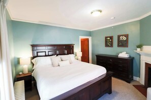 7 habitaciones, escritorio y tabla de planchar con plancha 