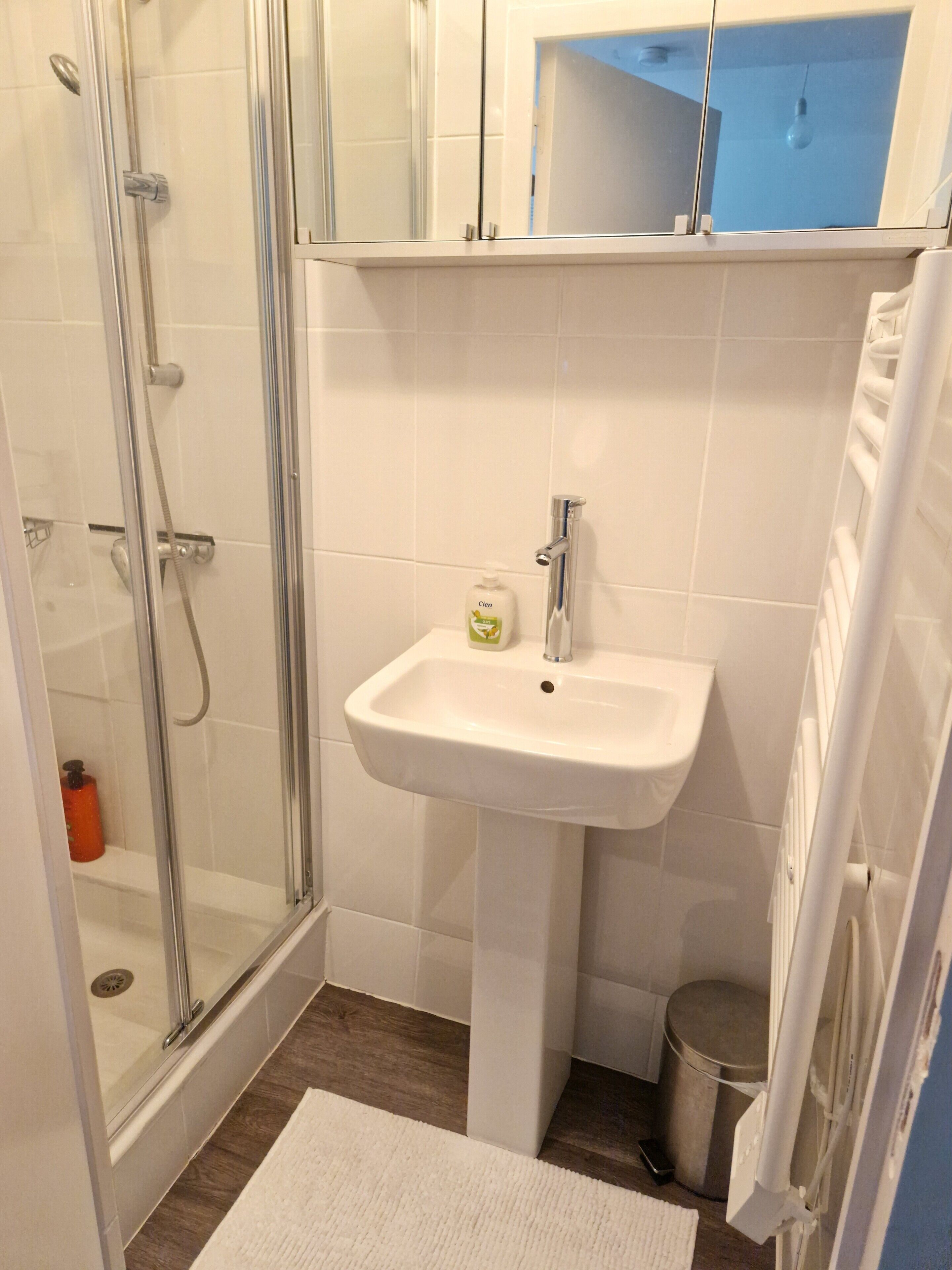  milieuvriendelijk toiletgerief, een haardroger, handdoeken, zeep