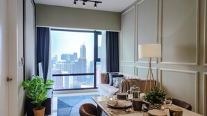 デラックス アパートメント | リビング エリア | 40 インチのプラズマテレビ (デジタル放送視聴可)