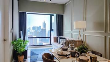 Deluxe Apartment | Ruang tamu | 40 inci televisyen plasma dengan digital