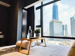 Suite estudio estándar, vistas a la ciudad | Cortinas opacas, tabla de planchar con plancha, wifi gratis