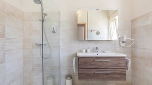 Shower, hair dryer, towels - Villa Fior di Lavanda by Villas Guide (Višnjan)
