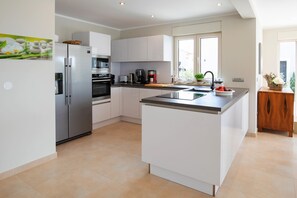 Fridge, microwave, oven, dishwasher - Villa Fior di Lavanda by Villas Guide (Višnjan)