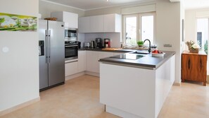 Kjøleskap, mikrobølgeovn, ovn og oppvaskmaskin