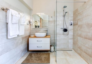 Douche, sèche-cheveux, serviettes fournies