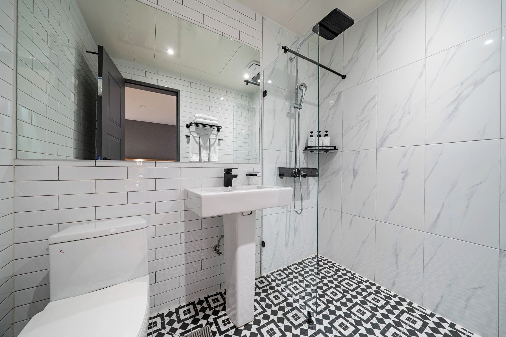 Habitación familiar con 2 camas individuales (Double + Single) | Baño | Ducha y cabezal de ducha tipo lluvia