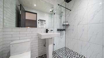 Habitación familiar con 2 camas individuales (Double + Single) | Baño | Regadera, regadera tipo lluvia, amenidades de baño gratuitas