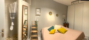 3 bedrooms, iron/ironing board, travel crib, WiFi