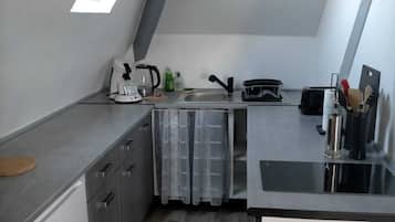 Een koelkast, een microgolfoven, een oven, een kookplaat