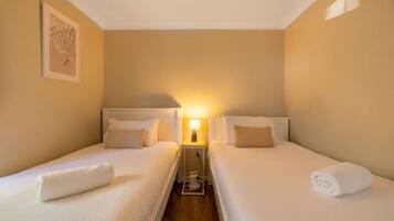 2 bedrooms, travel cot, Internet, bed sheets