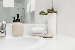 Doccia, asciugacapelli, asciugamani, sapone