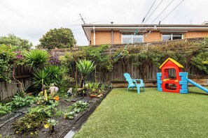 Children’s area - Pet-friendly guesthouse with garden and playground (Ivanhoe)