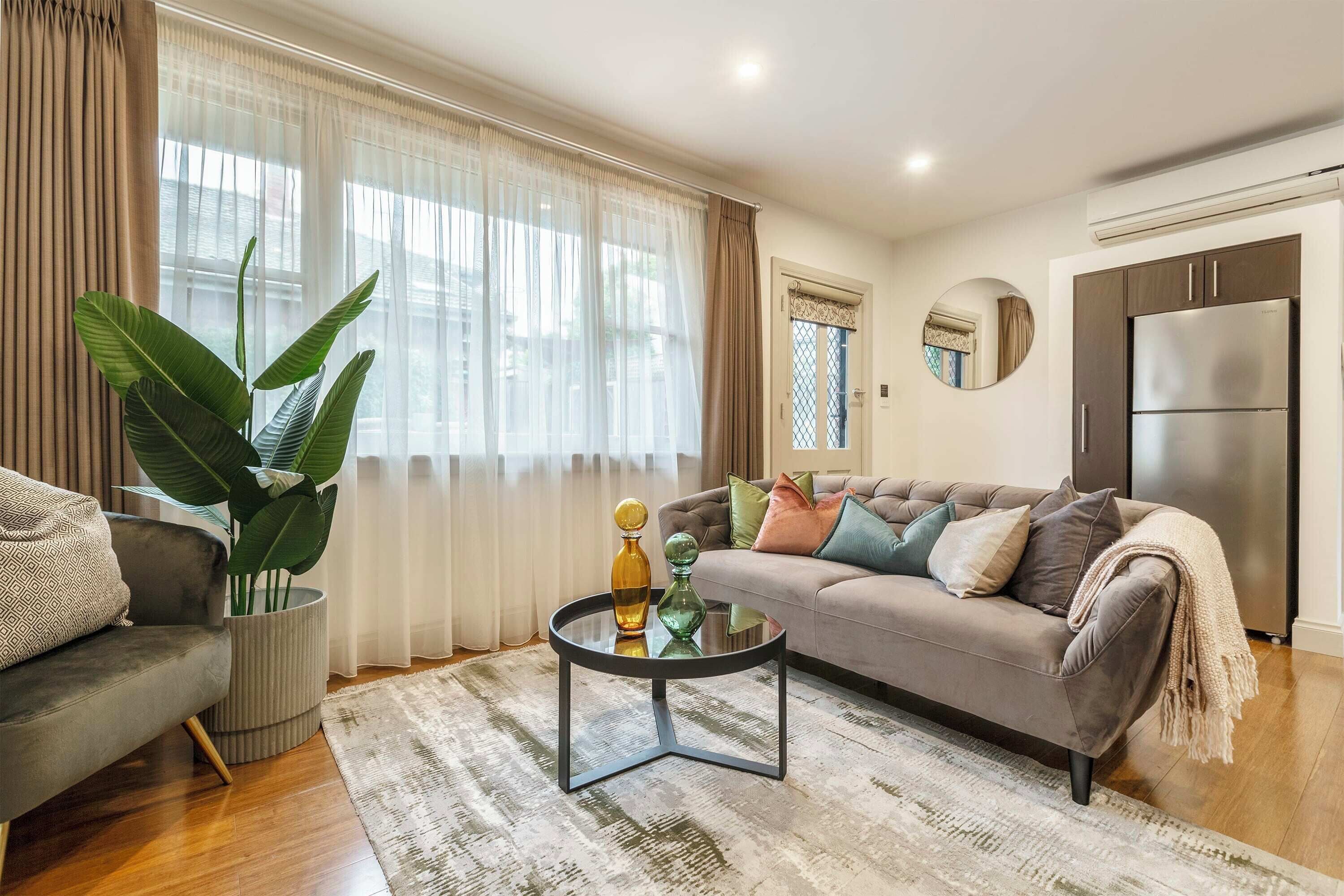 Fernseher, Kamin, Bücher